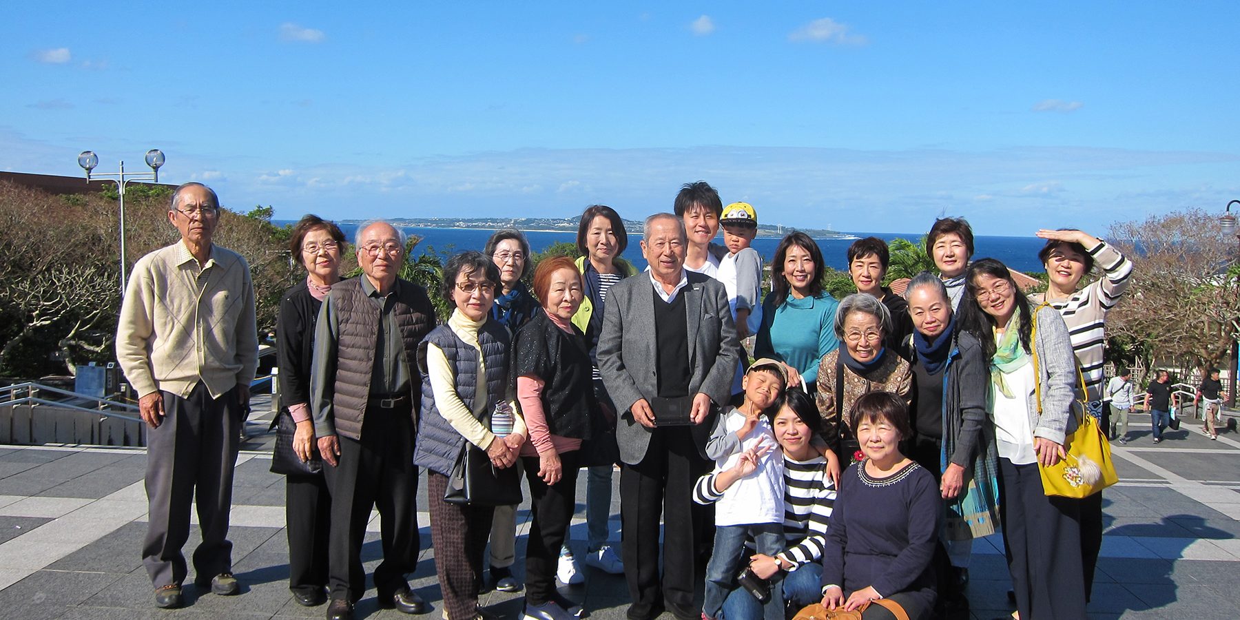 沖縄旅行参加者による集合写真